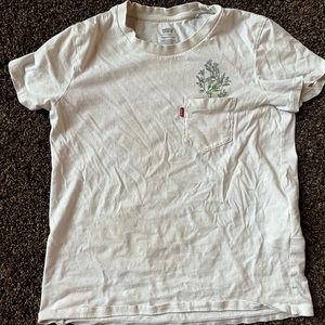 levi’s shirt w/ pocket! would look so cute with jeans,open to any offer so lmk!